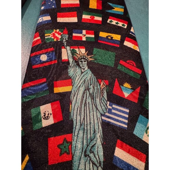 Renaissance Handmade Tie – Statue of Liberty & World Flags – 100% Polyester - Picture 9 of 9